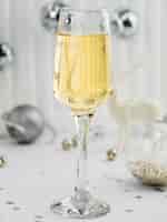 Free photo close-up of bubbles in champagne glass