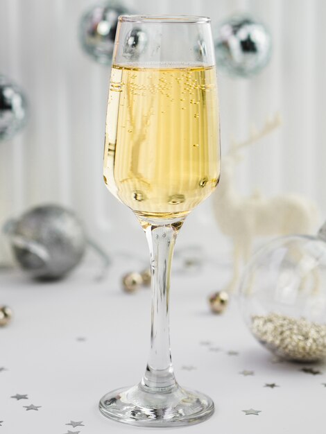 Крупный план пузырьков в бокал с шампанским