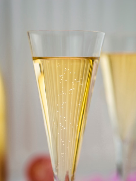 Foto gratuita close-up di champagne frizzante in vetro