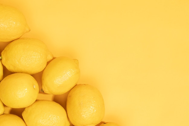 Foto gratuita mazzo del primo piano di limoni con lo spazio della copia