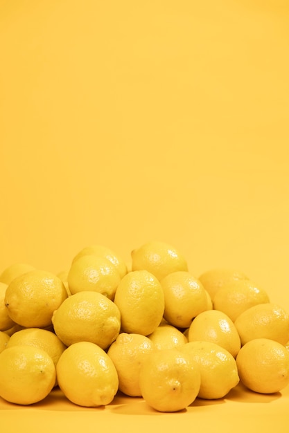 Крупный букет лимонов с копией пространства