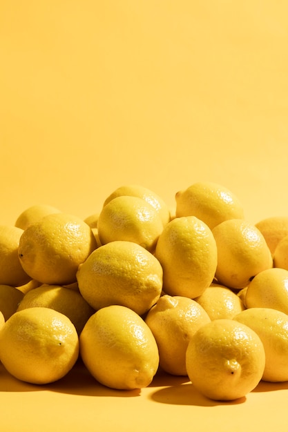Бесплатное фото Крупный букет из органических лимонов