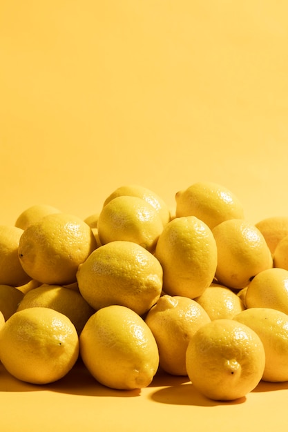 Foto gratuita mazzo del primo piano di limoni organici