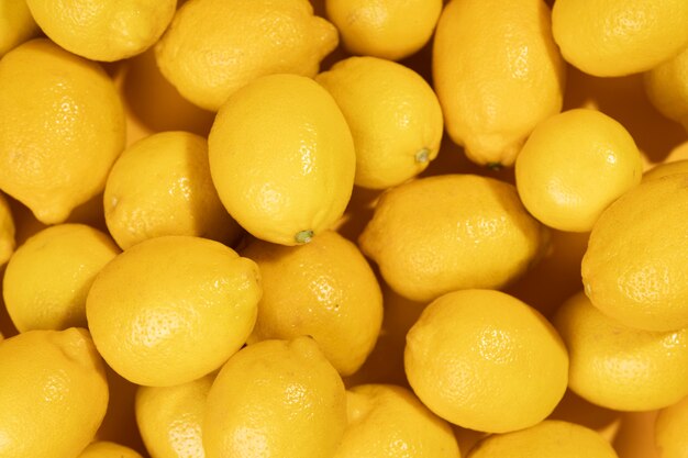 Крупным планом куча сырых лимонов