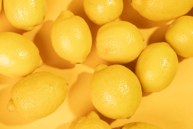 Foto gratuita mazzo del primo piano di limoni grezzi