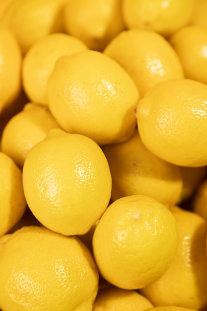 Крупным планом куча сырых лимонов