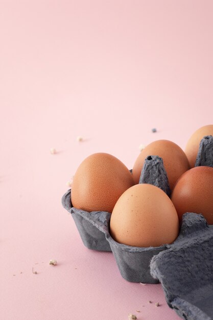 Крупным планом кучу традиционных яиц