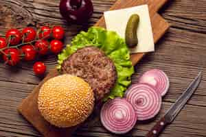 Free photo close-up burger ingredients on cutting board