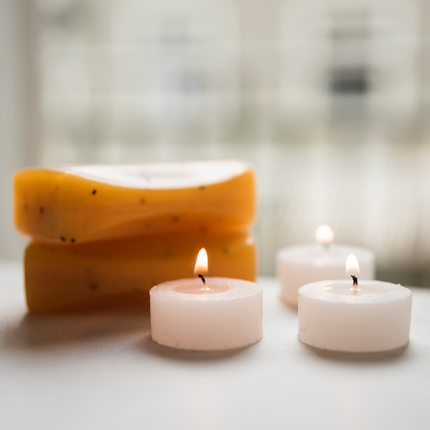 Free photo close-up of burning candles and soaps in spa