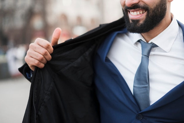 Free photo close-up business male outdoor