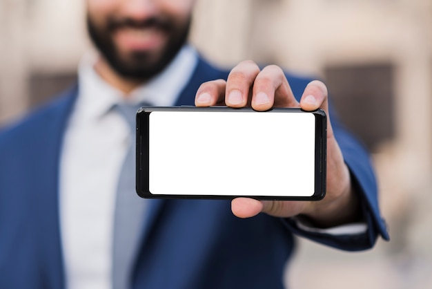 Free photo close-up business man holding mobile