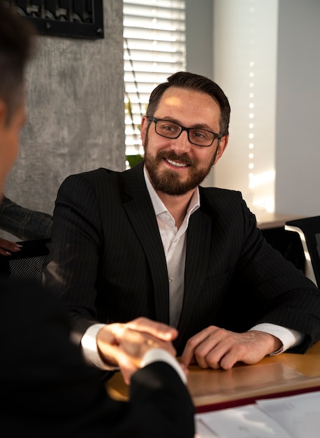 Free photo close up business people shaking hands