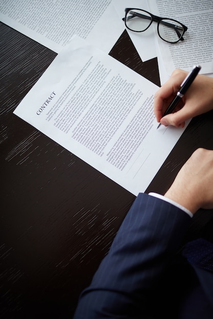 Free photo close-up of businessman holding a pen