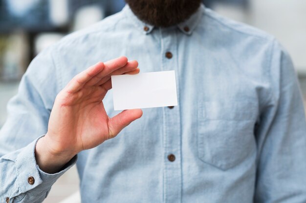 Крупный план руки бизнесмена, показывая белую пустую визитную карточку