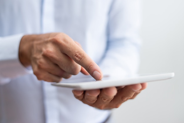 Free photo close-up of businessman in white shirt pointing with finger