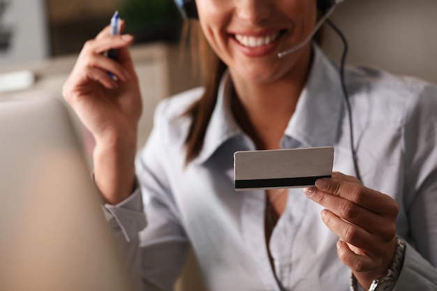 Крупный план деловой женщины, использующей кредитную карту для покупок в Интернете