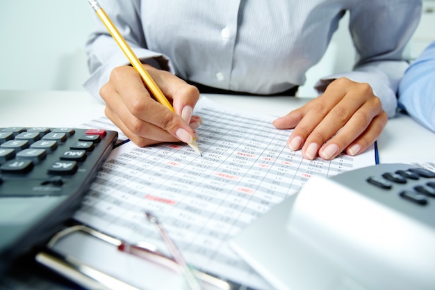 Free photo close-up of busy businesswoman