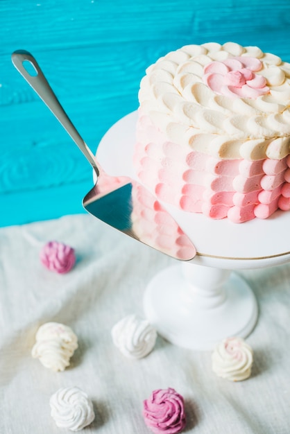 Foto gratuita primo piano di una torta con cucchiaio di servizio