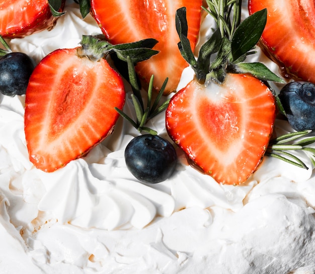 Free photo close-up cake with strawberries