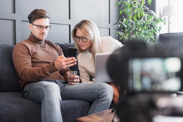 Foto gratuita telecamera ravvicinata per l'intervista giornalistica