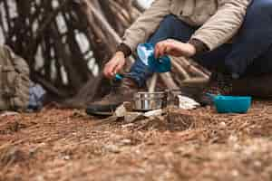 Foto gratuita camper del primo piano che cucina all'aperto