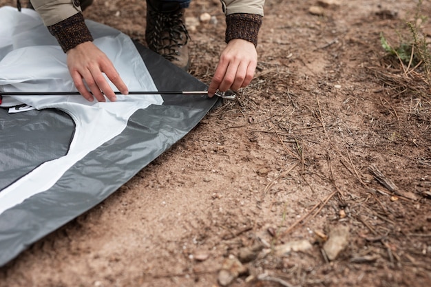 Foto gratuita camper del primo piano che mette su una tenda