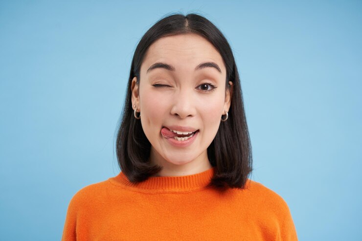 무료 Photo 솔직한 젊은 여성 모델의 웃음과 미소는 자연의 행복한 감정이 블루 위에 서 있음을 보여줍니다.