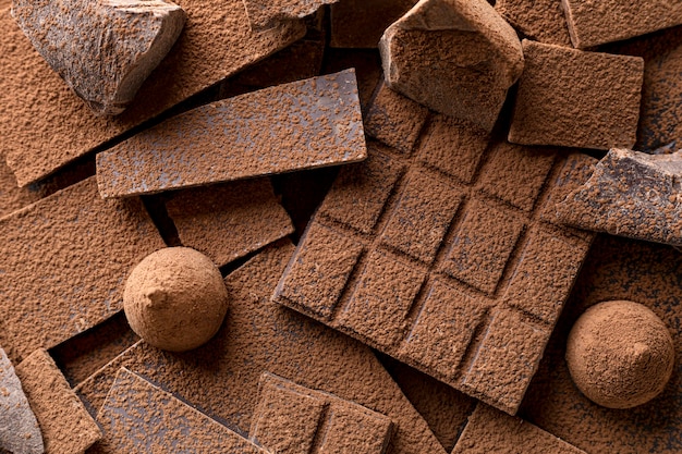 Крупный план конфет с шоколадом и какао-порошком