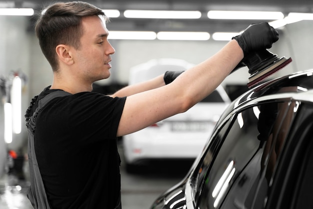 Foto gratuita primo piano sul processo di cura dell'auto