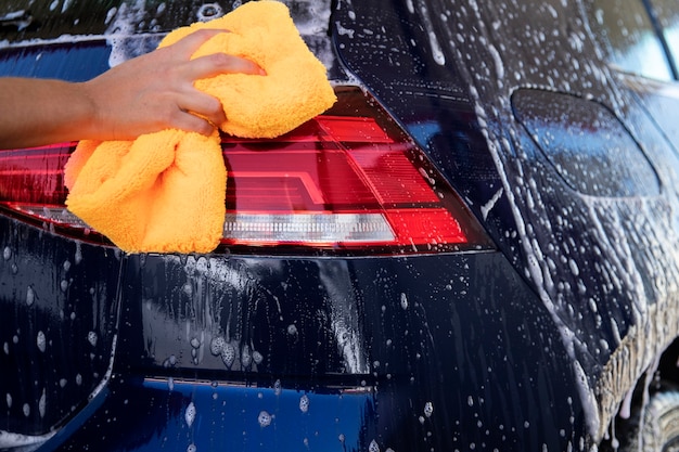 Крупным планом на мытье автомобиля