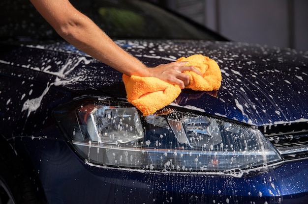 Крупным планом на мытье автомобиля