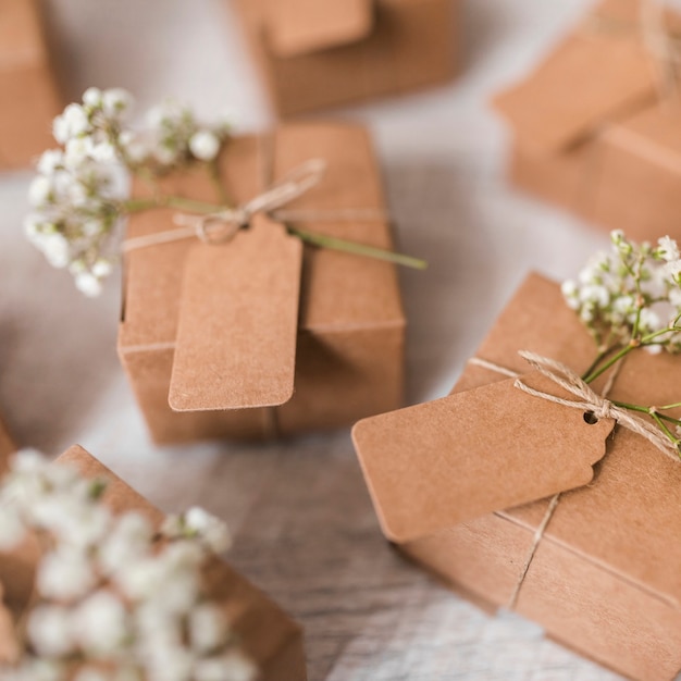 Foto gratuita primo piano dei contenitori di regalo del cartone sulla tavola di legno