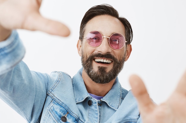 Foto gratuita close-up di spensierato felice barbuto uomo maturo in posa