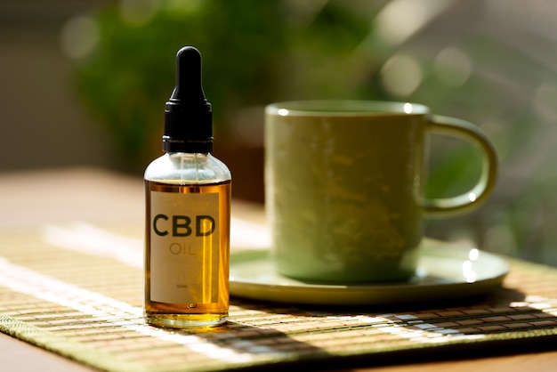 Крупный план бутылки с маслом CBD