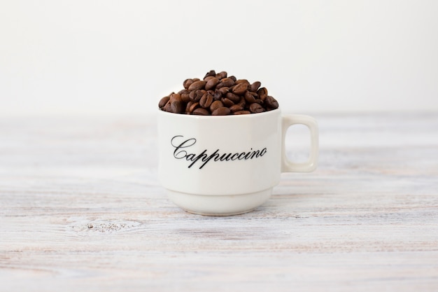 원두 커피와 근접 세라믹 컵