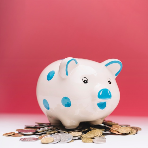 Free photo close-up of ceramic piggybank over coins