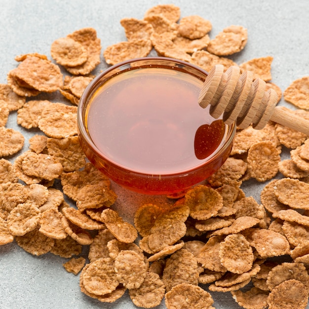 Free photo close-up cereals with honey