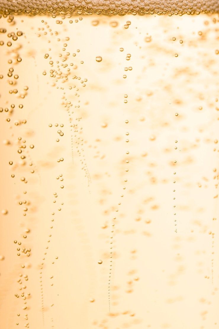 Free Photo close-up champagne bubbles sparkle