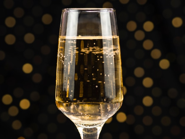 Foto gratuita primo piano del bicchiere di champagne con le bollicine