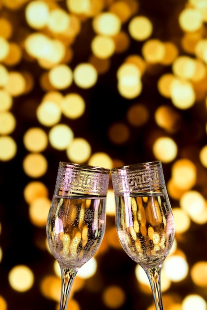 Foto gratuita primo piano dei vetri del champagne sul fondo della luce del bokeh