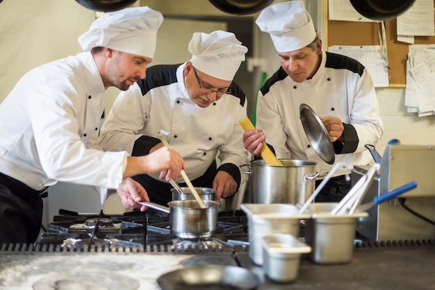 Foto gratuita chiuda in su chef che cucina nella cucina del ristorante