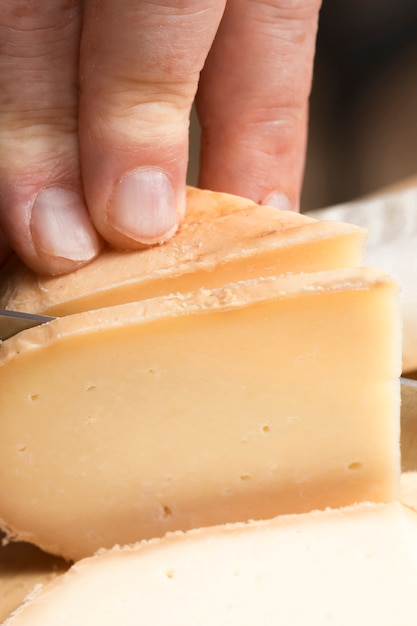 Free photo close up chef cutting cheese