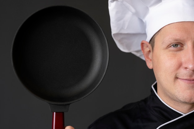 Free photo close-up chef holding pan