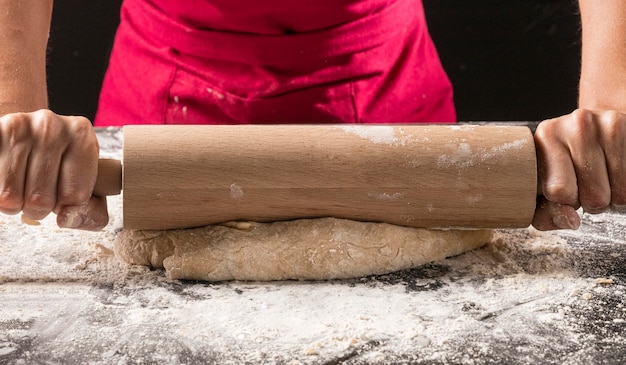 Foto gratuita cuoco unico del primo piano che produce pasta