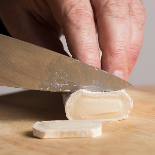 Free photo close-up chef slicing vegetable