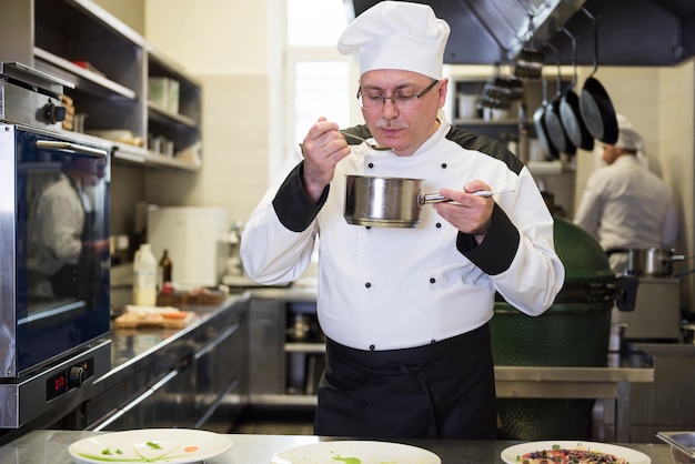 Foto gratuita primo piano su chef che assaggia il piatto dopo la cottura