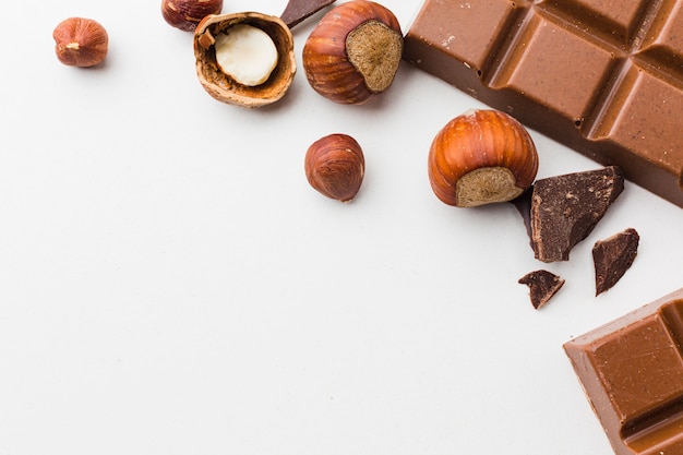 Free photo close up chestnuts with chocolate