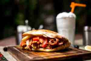 Foto gratuita chiuda su del doner di pollo con le patate fritte del pomodoro servite con l'ayran