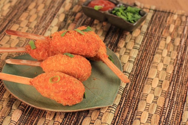 チキン​セン​ポール​、​インドネシア​料理​を​クローズアップ​。​セン​ポール​は​タピオカ​の​粉​と​鶏肉​を​使った​お​やつ​で​、​小学生​の​お​やつ​に​スティック​を​添えて​出されます