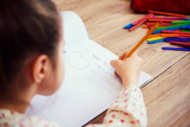 Foto gratuita primo piano del bambino che fa i compiti